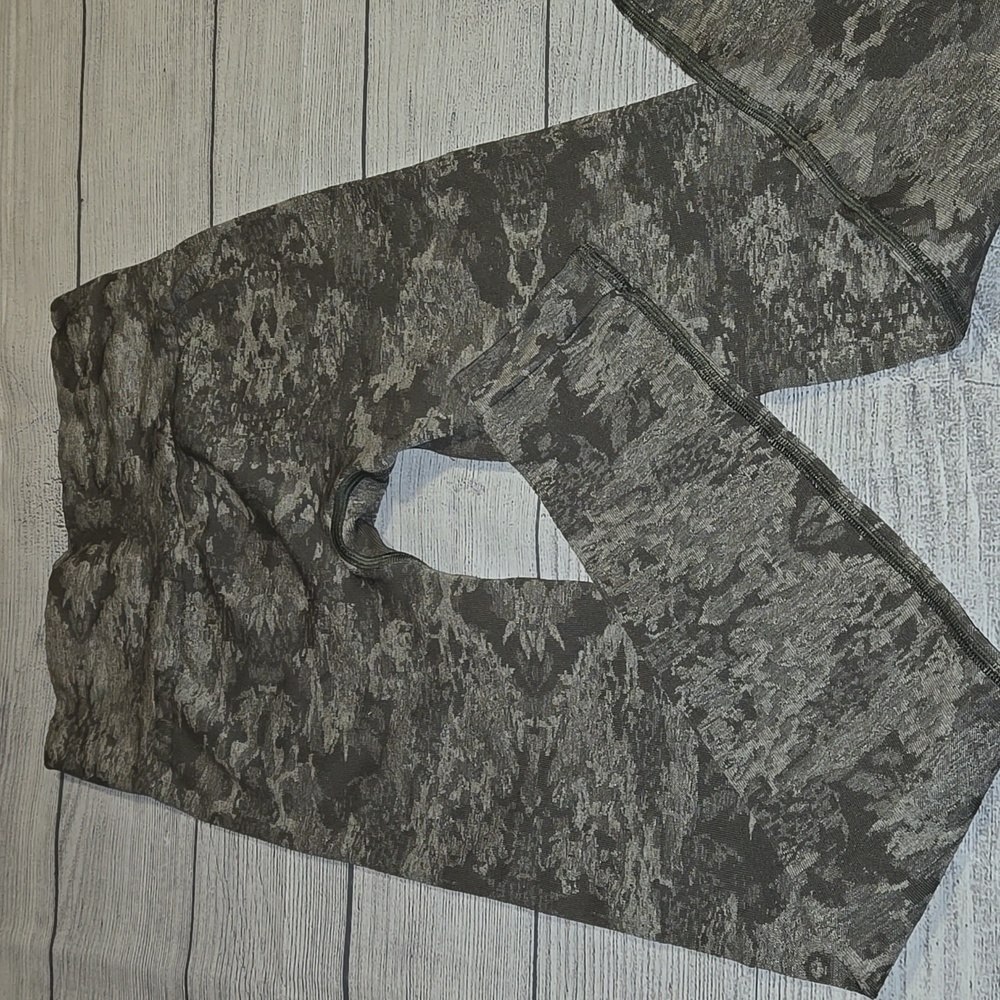 Women's Best Seamless Leggings Camo Size M NWOT - Picture 2 of 9
